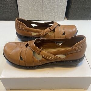 Clarks Bendable Brown Leather Slip On Criss Cross Fisherman Flat Shoes Size 8.5